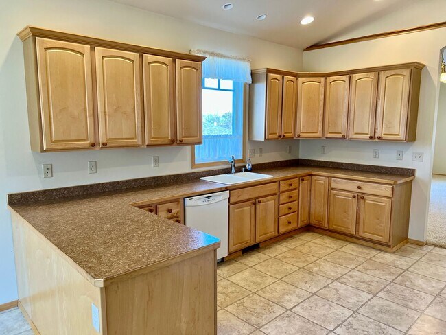 Building Photo - Charming 3 Bed 2 Bath Single Family Home W/ Attached Garage and Private Patio!