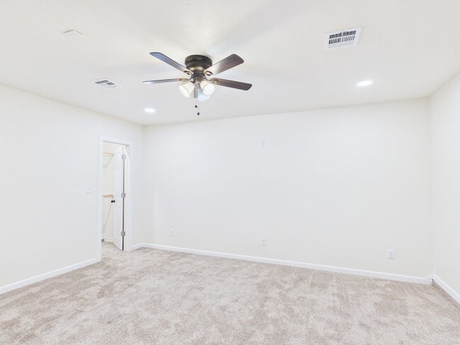 Building Photo - 3904 SW Parkridge Blvd