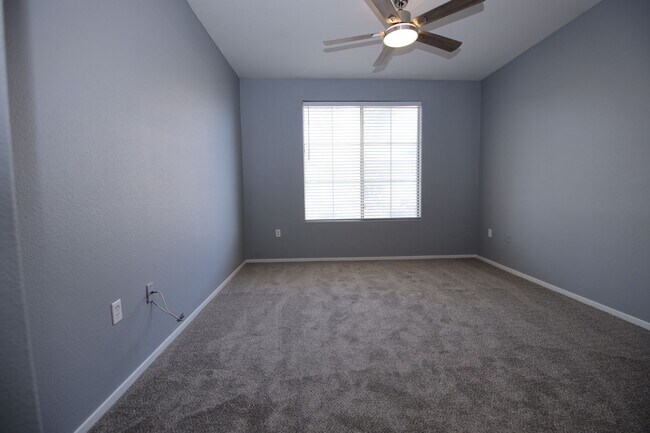 Building Photo - First Floor Condo in Green Valley!