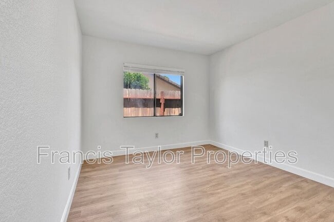 Building Photo - 2182 Firethorn Glen