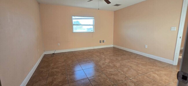 Building Photo - 410 Piper Ave