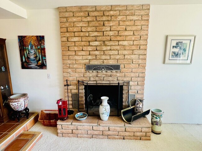 Building Photo - Scenic Hillside Living – Spacious 3 Bed, 2 Bath with Sweeping Views