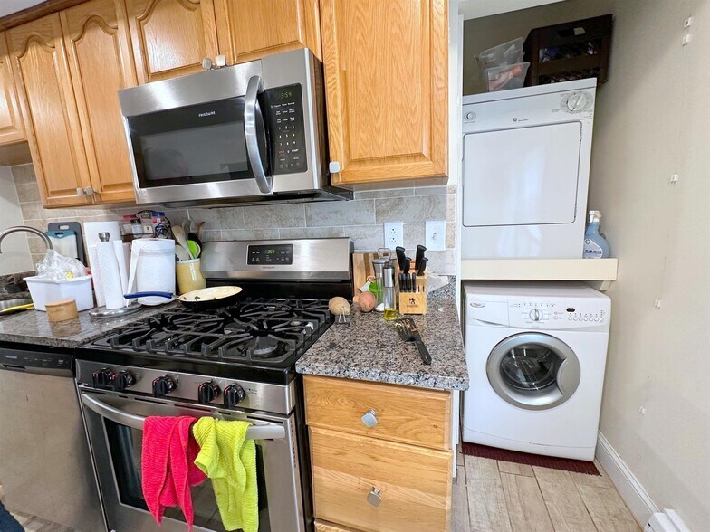 Building Photo - 164 Charles St