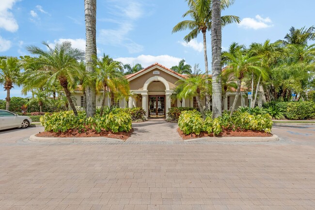 Murano Delray Beach apartments walk path with lakeview - Murano Delray Beach