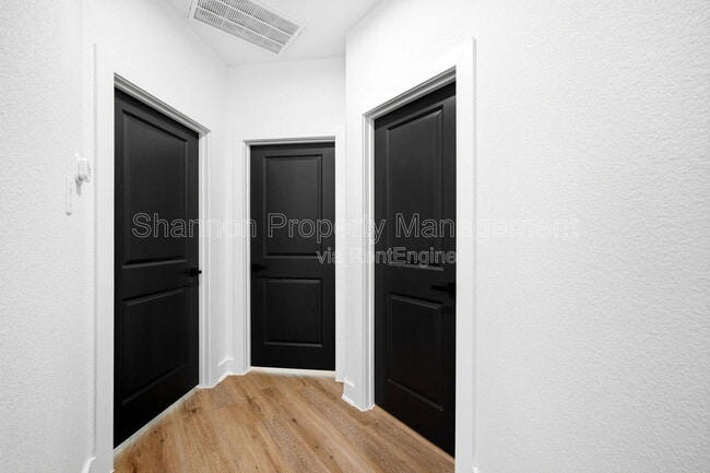 Building Photo - 2107 Esther Dr