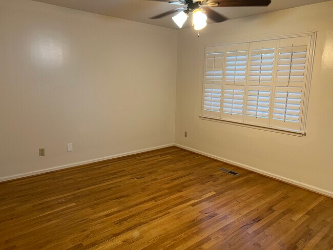 Building Photo - 410 21st St E