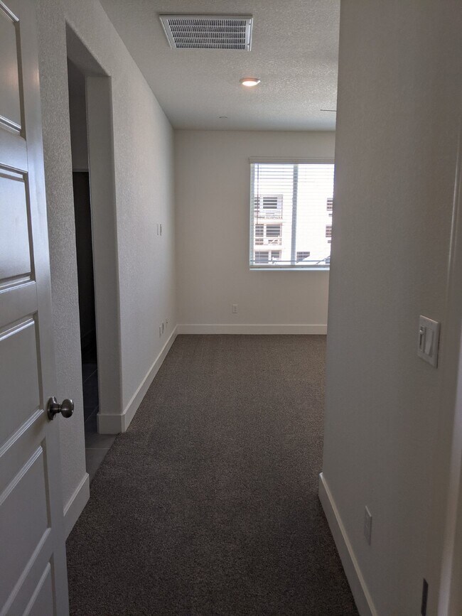 Building Photo - Prime location in Merced!