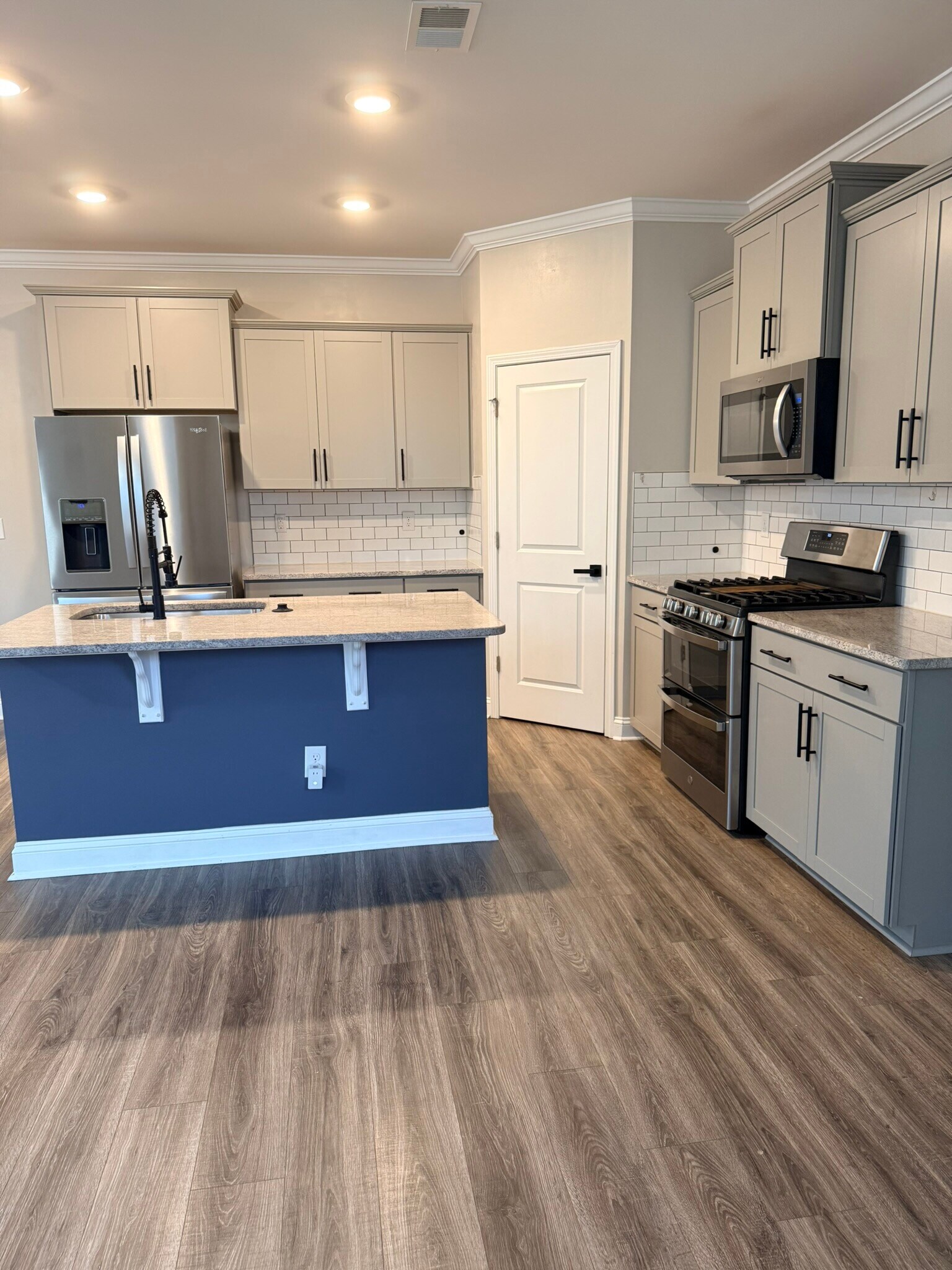 Building Photo - 726 Little Bluestem Dr