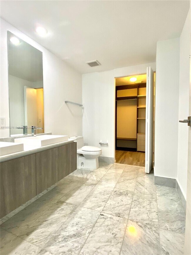 Building Photo - 801 S Miami Ave