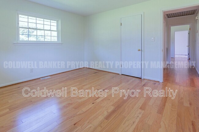 Building Photo - 1225 Panorama Dr
