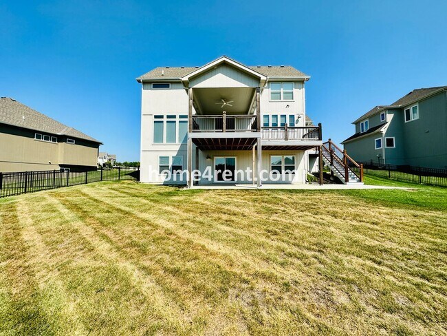 Building Photo - Exceptional Olathe Home in the Cedar Creek Subdivision w/ Wood Floors and a Finished Basment!