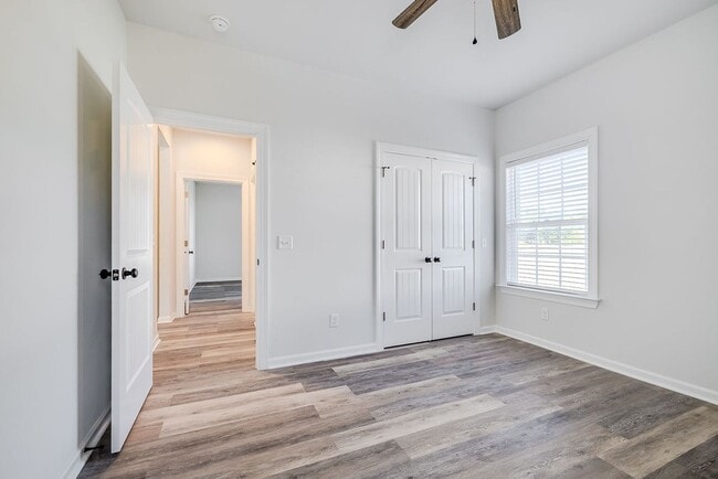 Building Photo - Like-New 4BR, 2.5BA Home with Privacy Fenc...