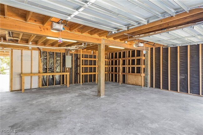 Building Photo - 10697 Holly Rd