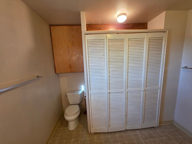 Building Photo - Single level duplex with attached single-c...