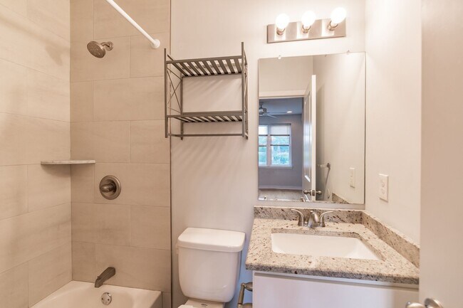 Building Photo - Five Bed Manayunk Apartment