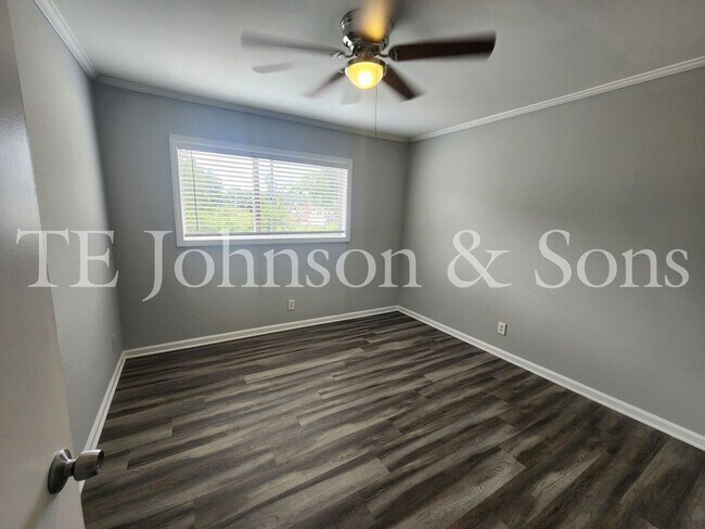 Building Photo - 2 Bedroom Salem View Apartment!