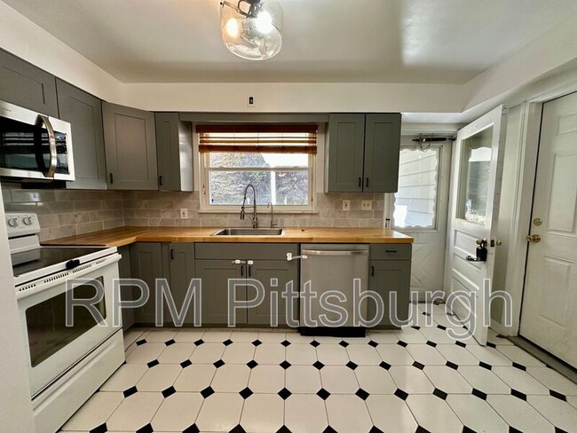 Building Photo - 208 Bridge St