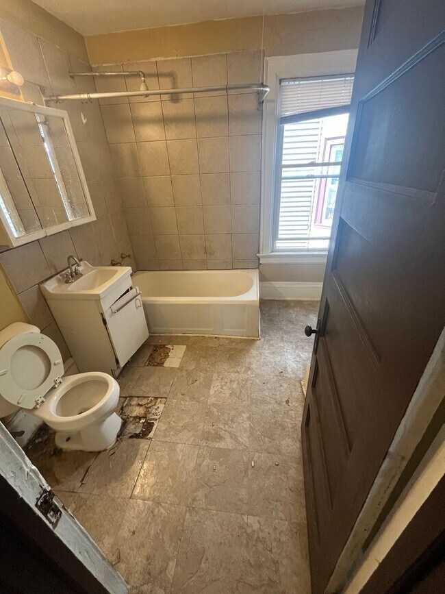 Building Photo - Spacious 2BR/1BA in Prime East Side Locati...