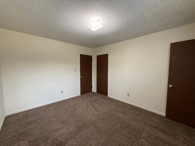 Building Photo - Nice 2 bedroom 2 bath duplex