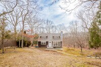 Building Photo - 606 Three Mile Harbor Hog Creek Rd