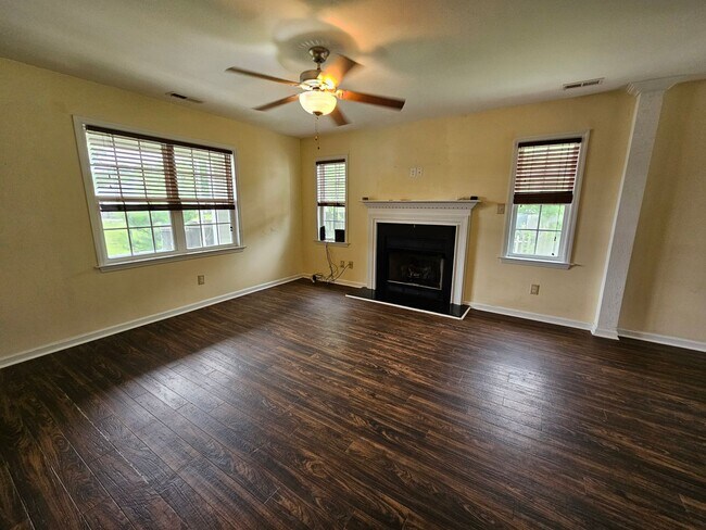Building Photo - 3 Bed, .6 Acre Home In Chinquapin