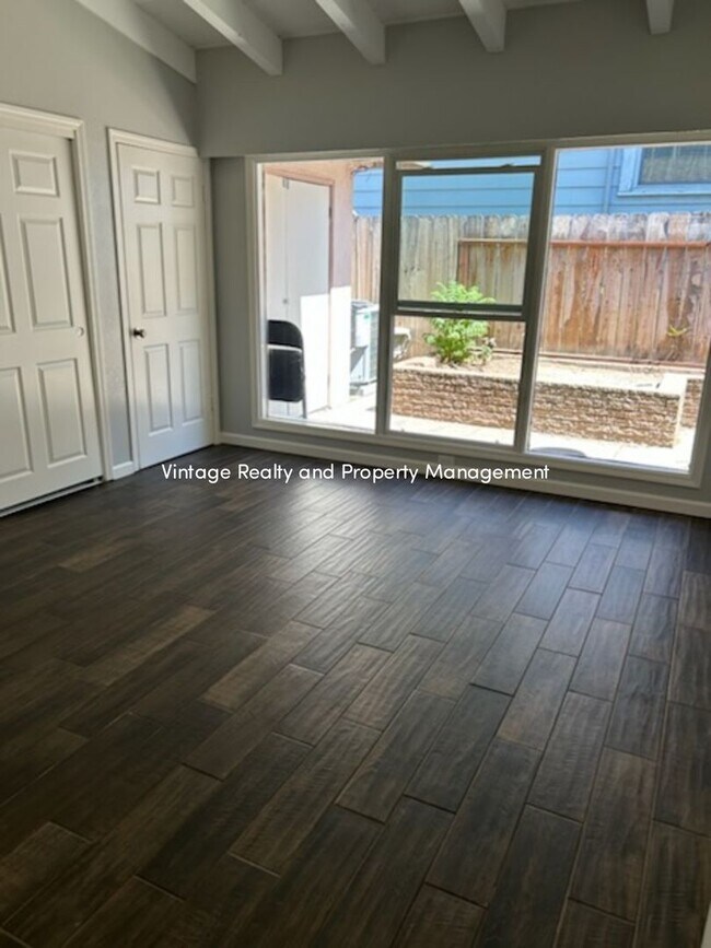 Building Photo - This Updated 2 Bedroom Duplex Is Ready to ...