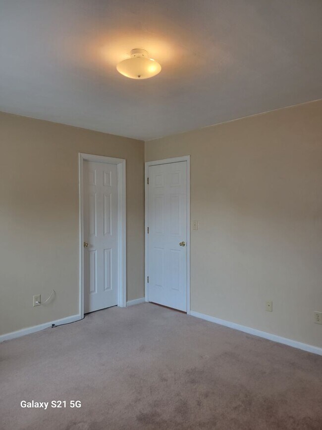 Building Photo - 3 bedroom, 2 bathroom townhouse in Western Branch