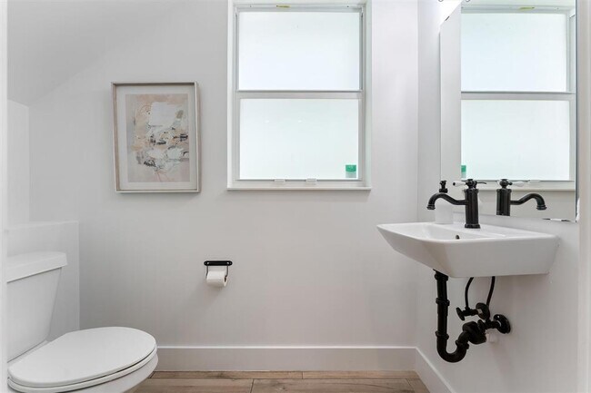 Building Photo - 1121 SW 2nd Ct