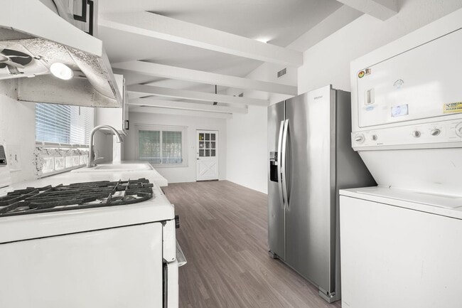 Building Photo - Historic Hyde Park Gem: Fully Renovated 2-...
