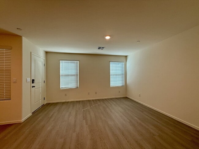 Building Photo - 3 BED 2.5 BATH 2 CAR GARAGE TOWNHOUSE W/ LOFT FOR RENT!!!