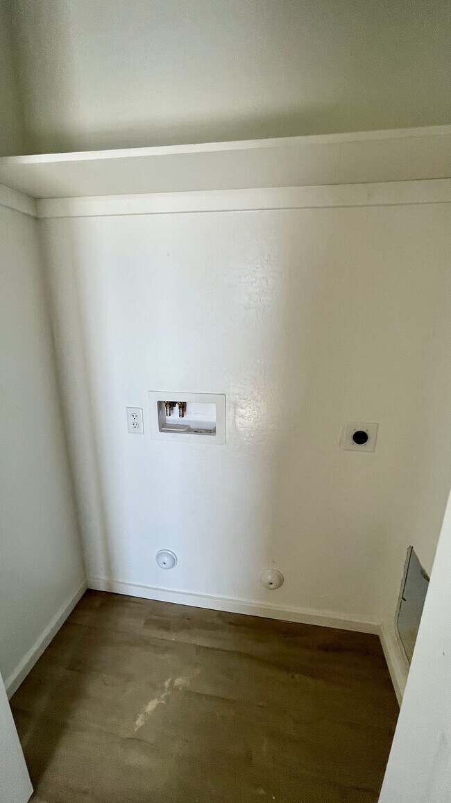 Building Photo - 625 E Doris St