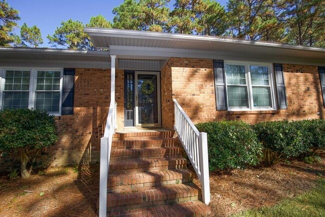 Building Photo - 209 Selkirk Trail