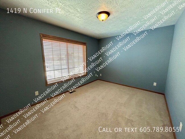 Building Photo - 1419 N Conifer Pl
