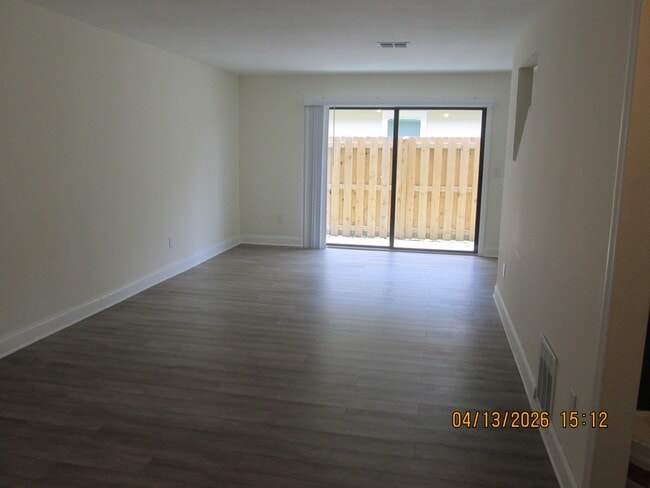 Building Photo - 1200 Bretta St