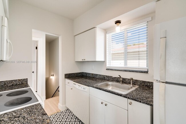 Building Photo - 2922 S Le Jeune Rd