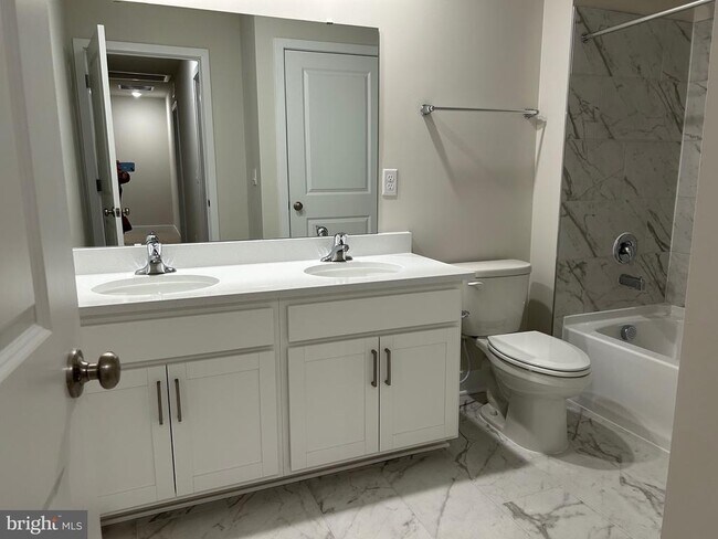 Building Photo - 140 Wappinger Ter