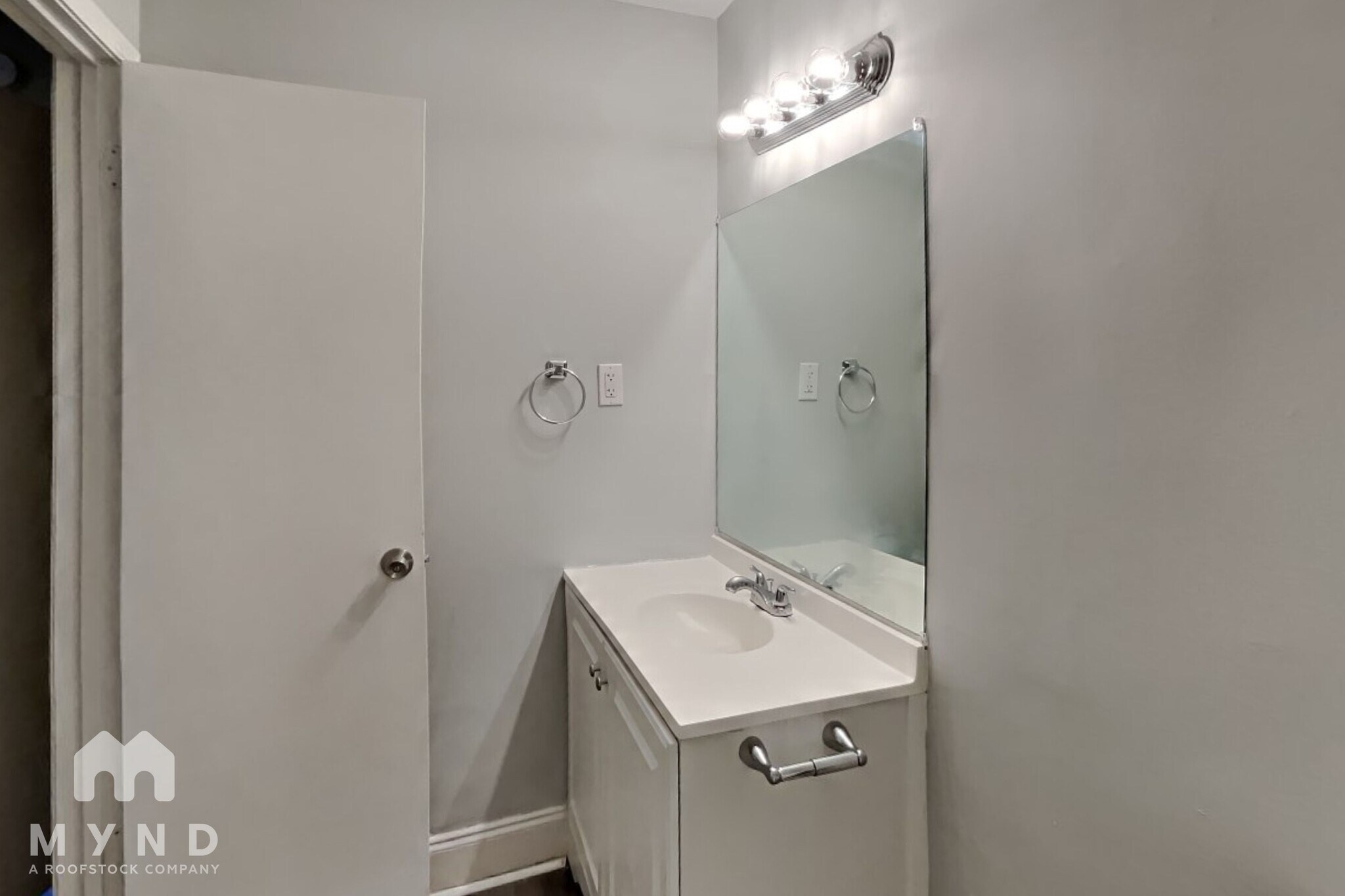 Building Photo - 3047 Brook Hollow Dr