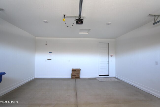 Building Photo - 2540 W Sunland Ave