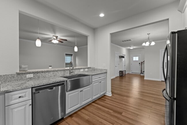 Building Photo - 824 Somb Moore Ways