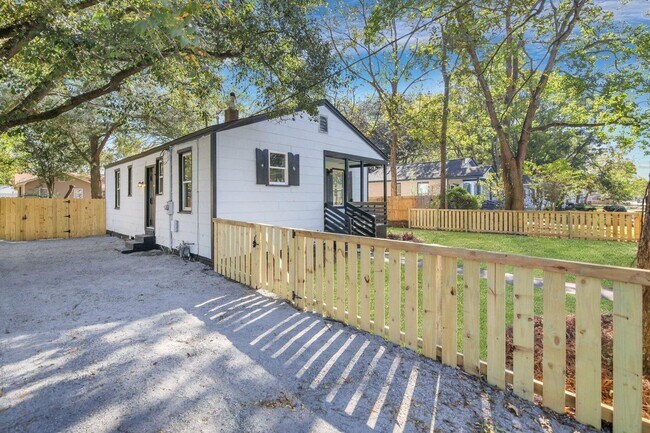 Building Photo - Beautifully renovated 3 bedroom, 2 bathroom home in the heart of North Charleston