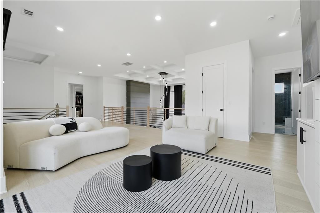 Building Photo - 556 Versailles Dr