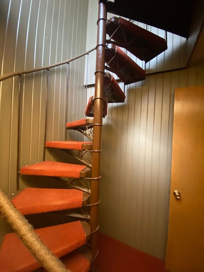 Building Photo - Unique View Property 3 bed, 3 bath located...