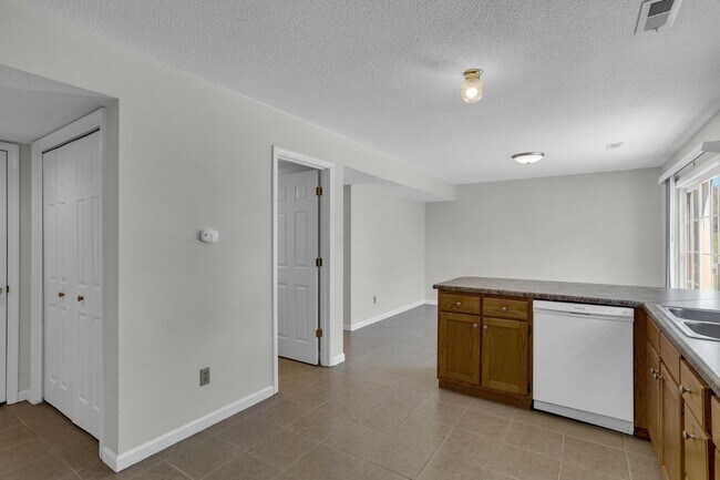 Building Photo - 4302-4304-4304 Cheryl Ct