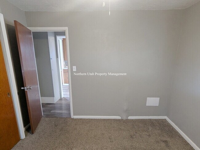 Building Photo - 3 bed 2 bath home