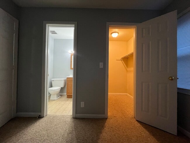 Building Photo - Check out this spacious 2 Bed/1.5 Bath