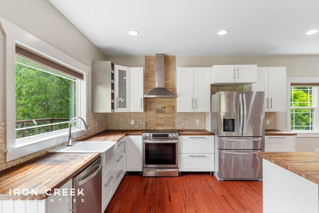 Building Photo - Beautiful Contemporary Home North of Downt...