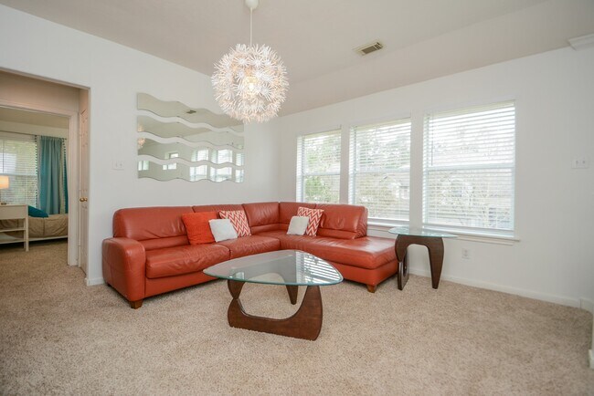 Building Photo - 2 Stone Arrow Pl