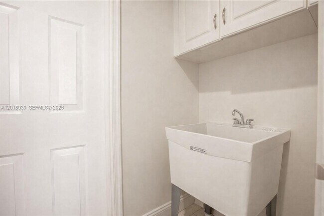 Building Photo - 777 Tanglewood Cir