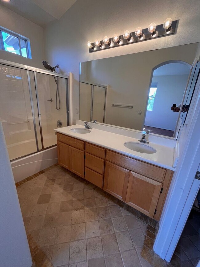 Building Photo - Encinitas Gem: Stunning 2 Bed 2.5 Bath Tow...
