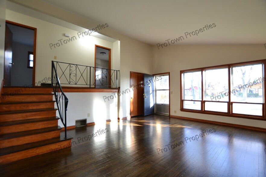 Building Photo - 2205 Tamarack Dr